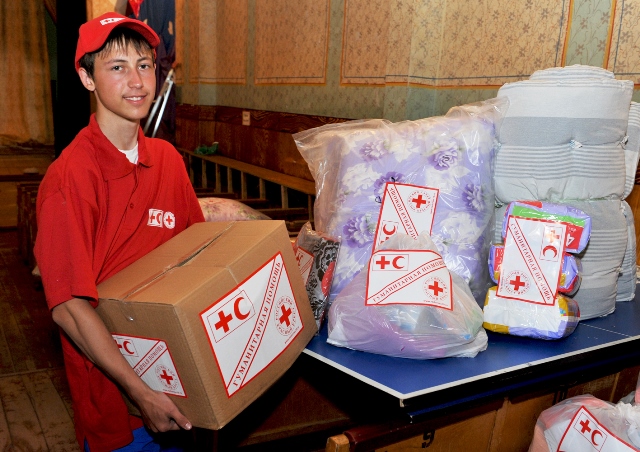 В выдаче гуманитарной помощи пострадавшим от пожаров принимают активное участие волонтеры Красного Креста Хакасии